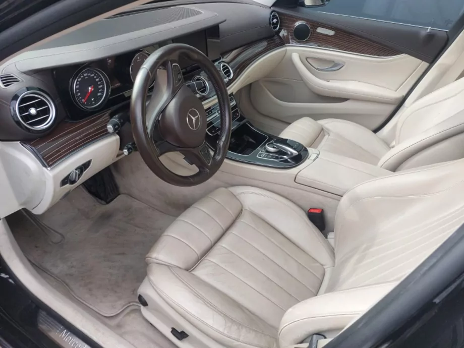 ID:1299 - MERCEDES-BENZ E 220