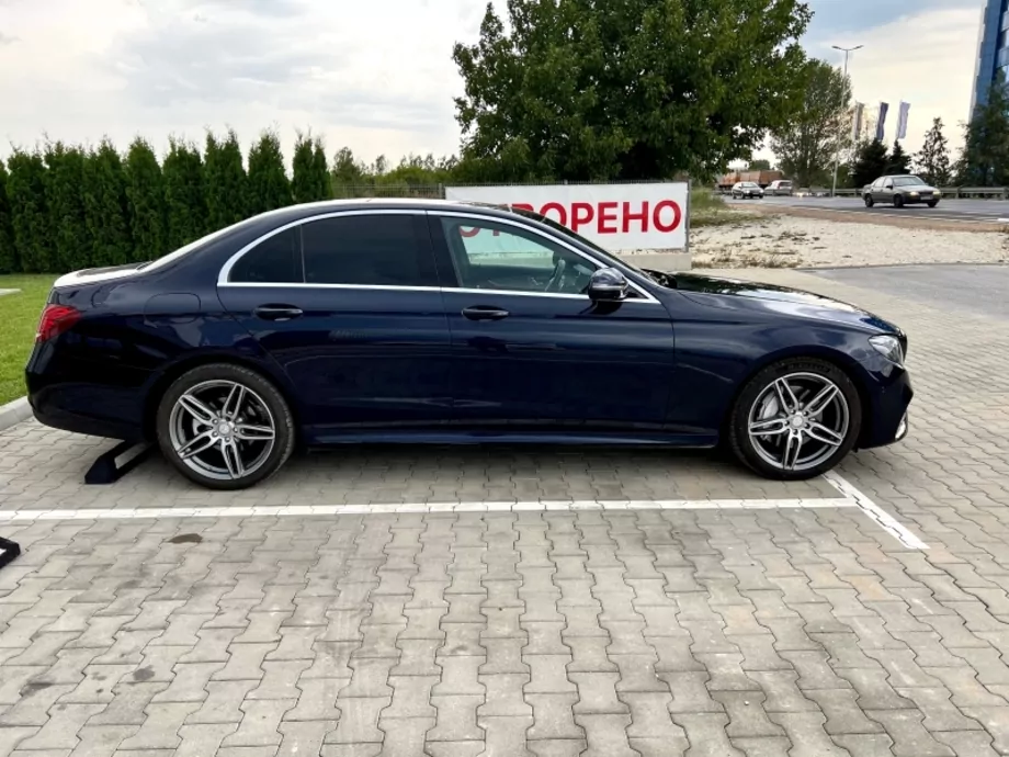 ID:597 - MERCEDES-BENZ E 220