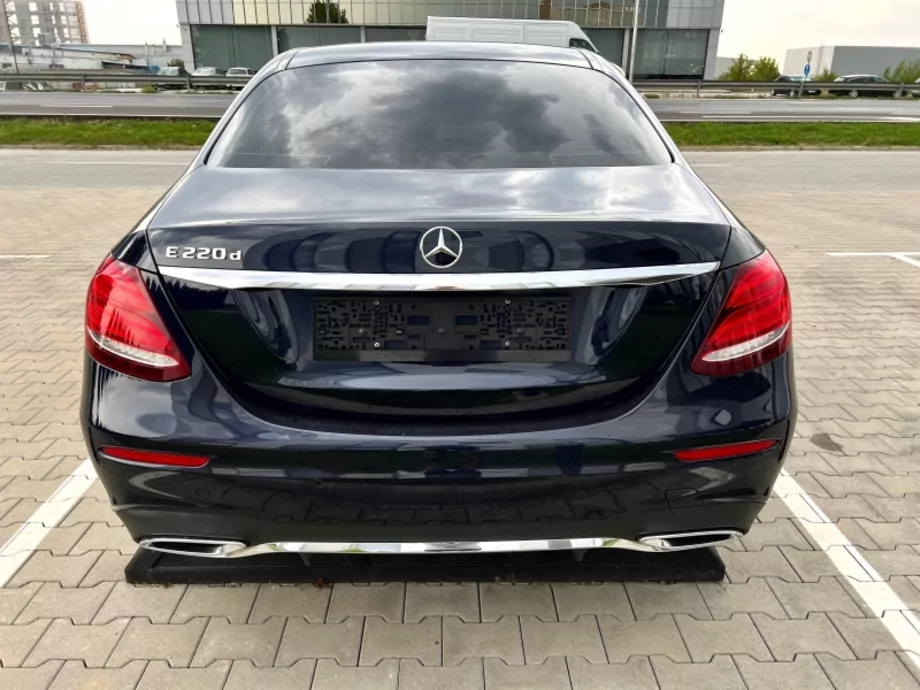 ID:597 - MERCEDES-BENZ E 220