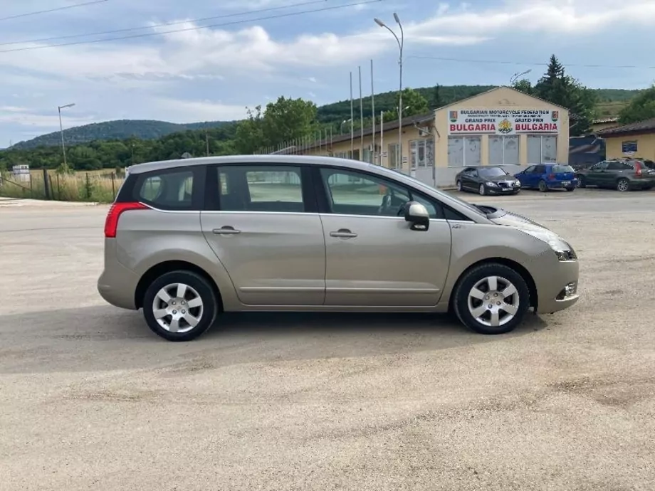 ID:736 - PEUGEOT 5008