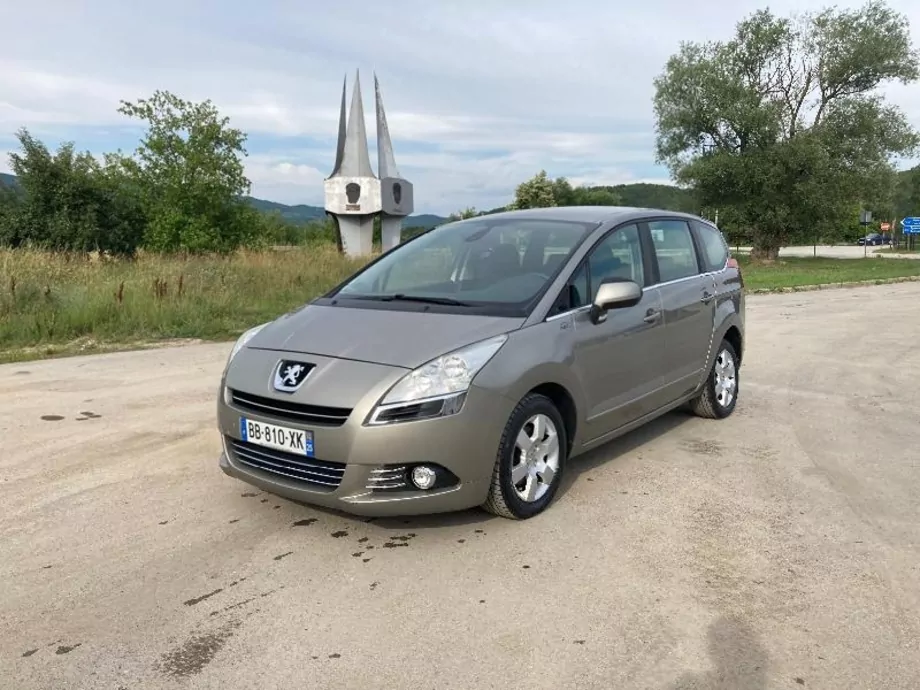 ID:736 - PEUGEOT 5008